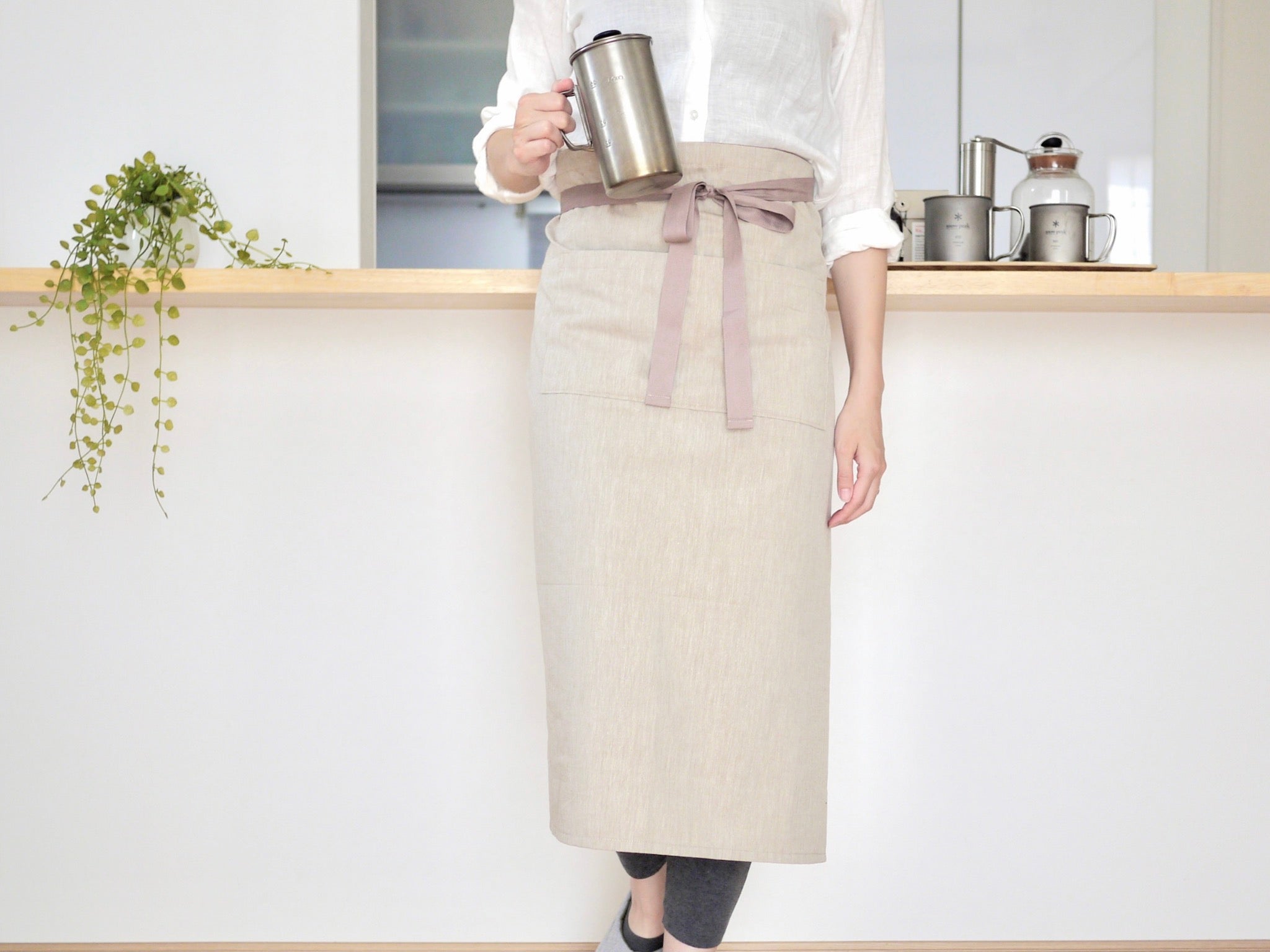 おうちカフェにもおすすめ!簡単シンプルな男女兼用ギャルソンエプロンの作り方|完成写真着画|ハンドメイド初心者のための洋裁メディア縫いナビ|丸石織物