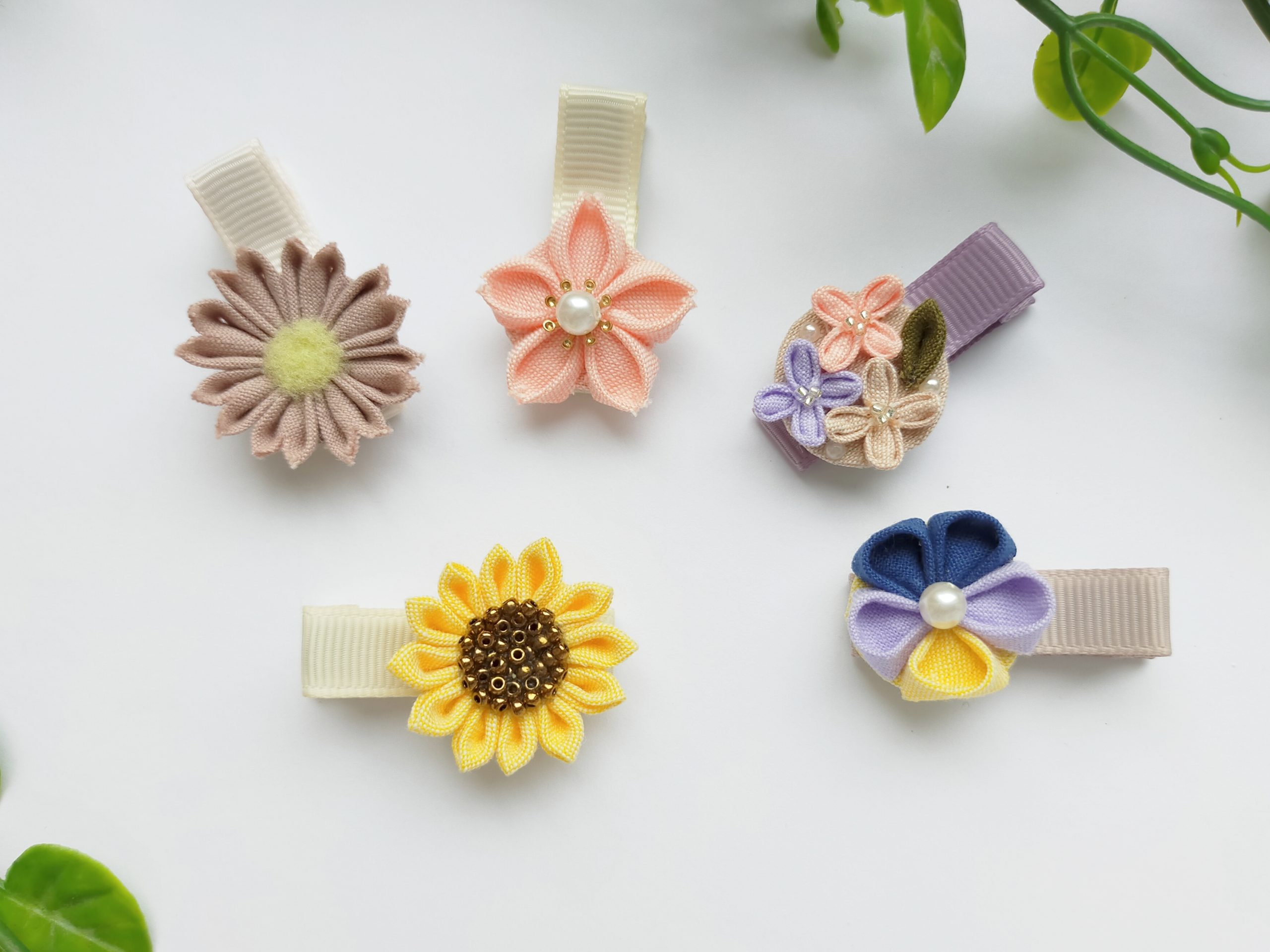 綿ポリで作る!夏祭りにぴったりなひまわりのつまみ細工ベビークリップの作り方|ハンドメイド 初心者のための洋裁メディア縫いナビ|丸石織物|つまみ細工作品集合写真