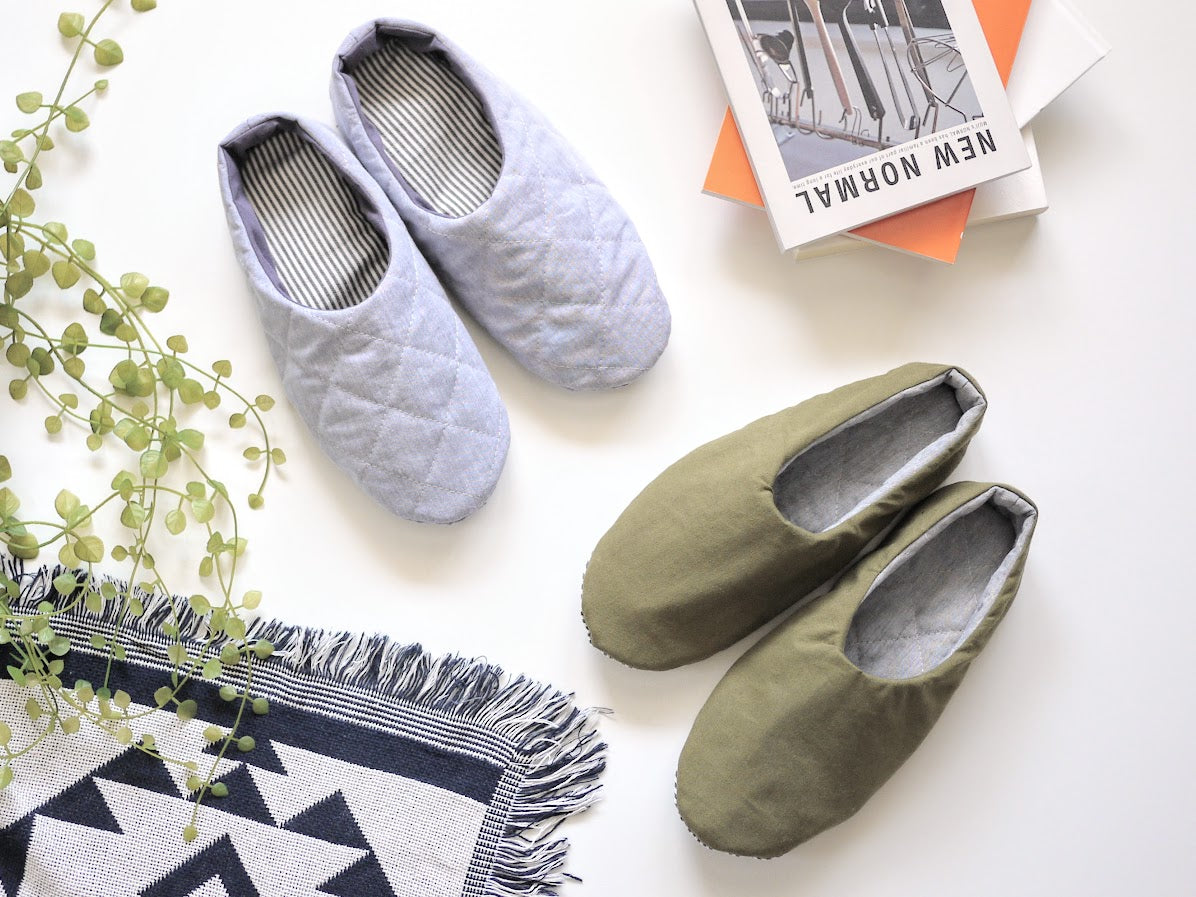 リバーシブルで使える!簡単シンプルなルームシューズの作り方完成写真|ハンドメイド初心者のための洋裁メディア縫いナビ|丸石織物