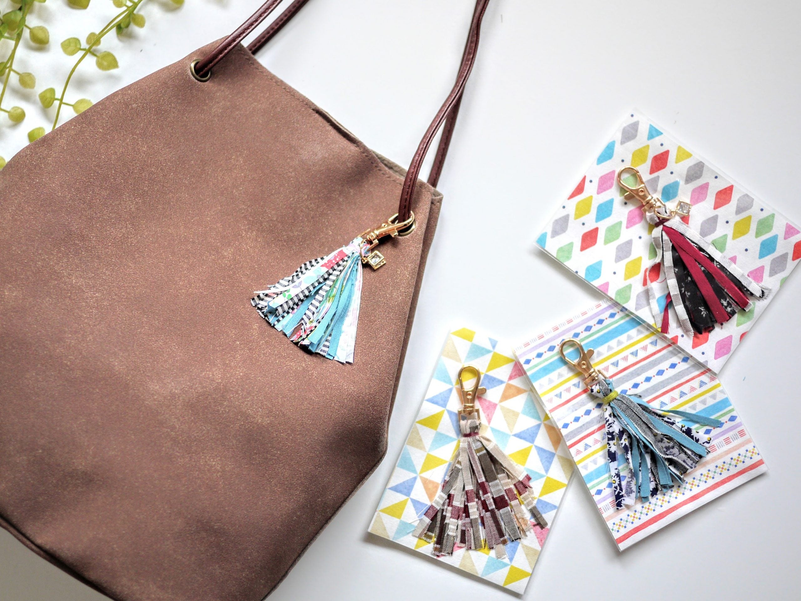 子どもと一緒に作ってみよう!はぎれで簡単タッセルチャームの作り方|完成写真|ハンドメイド初心者のための洋裁メディア縫いナビ|丸石織物