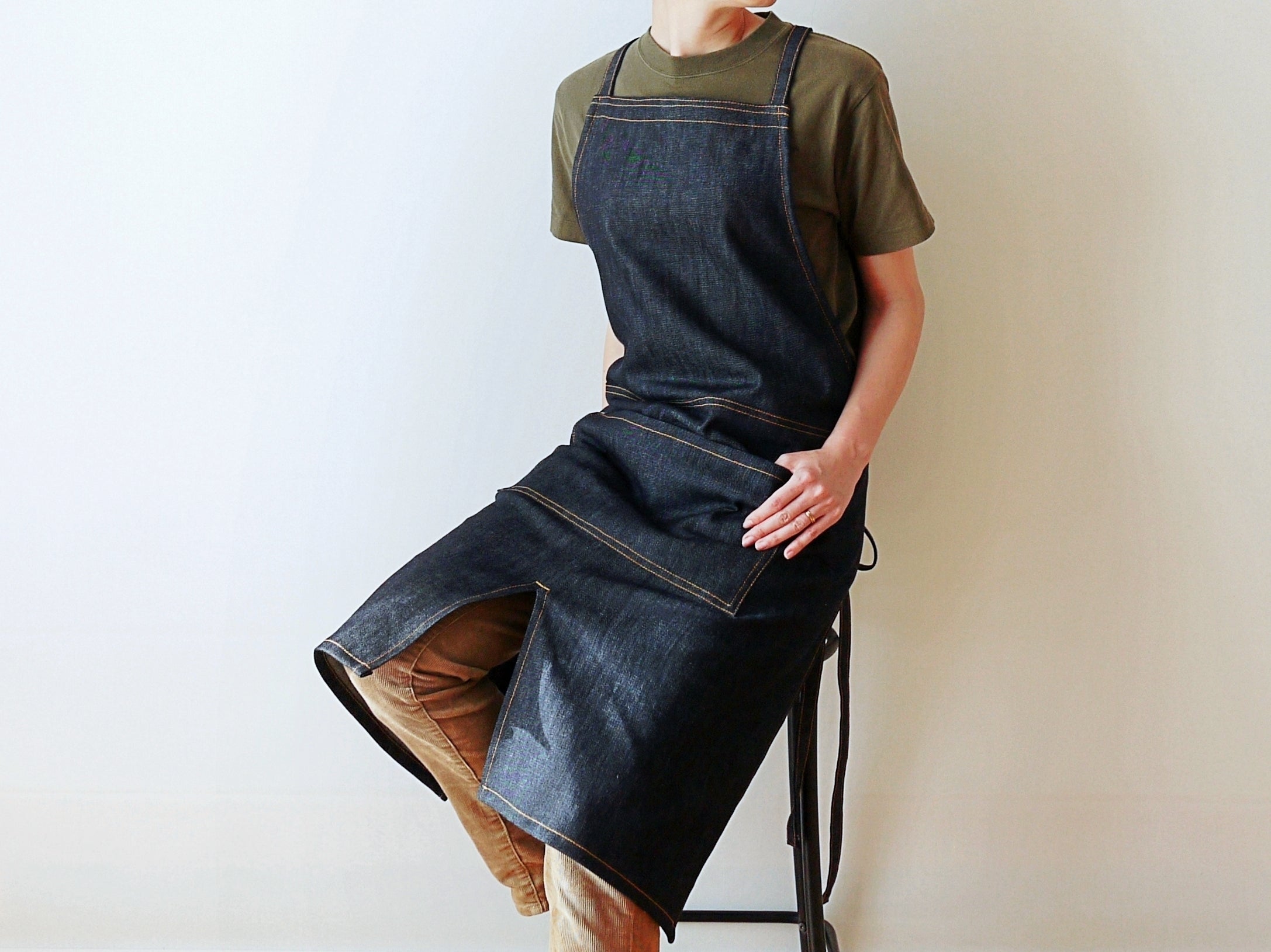 【オリジナル型紙】5-011 アウトドアエプロンの作り方|完成品着画|ハンドメイド初心者のための洋裁メディア縫いナビ|丸石織物