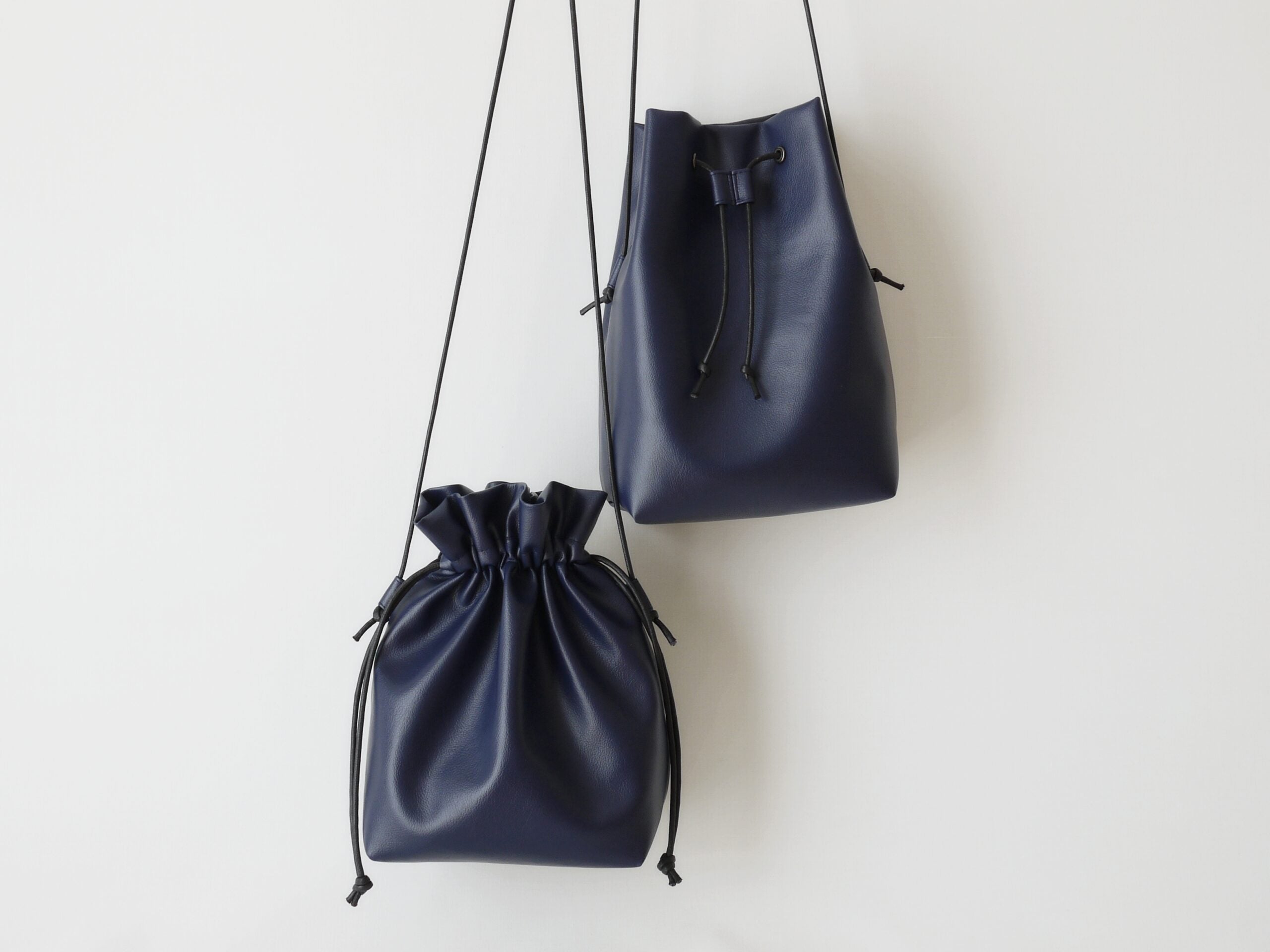 【オリジナル型紙】10-046巾着ショルダーバッグの作り方|完成品アイキャッチ|ハンドメイド初心者のための洋裁メディア縫いナビ|丸石織物