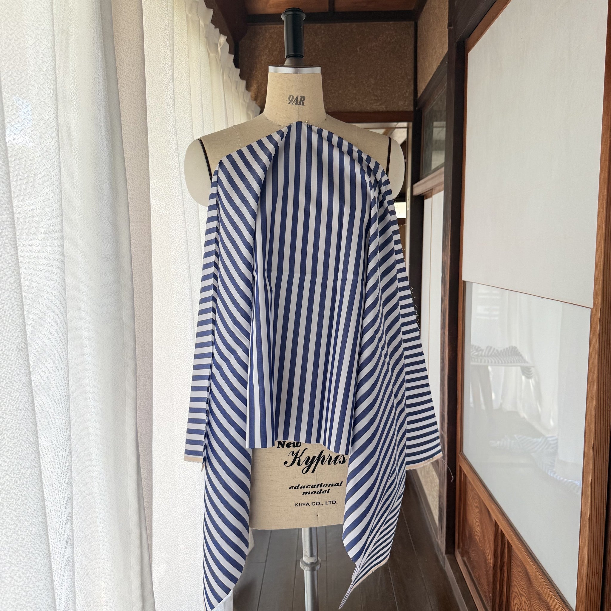 ハイカウント 60/1スーピマコットン ストライプ 全3色 #カラー_#41 マリンブルー ボディにかけた雰囲気