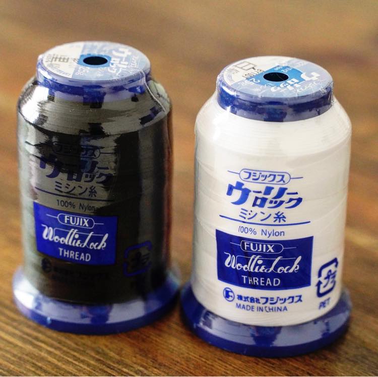 【ニット用】ウーリー ミシン糸 白/黒 【1000m/25g巻】