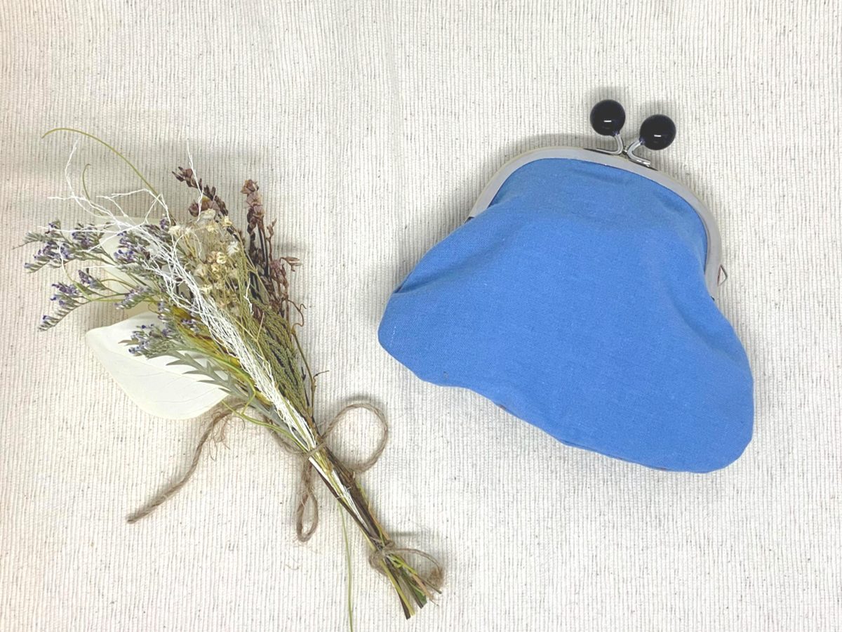 【DAISOキット活用！】簡単がまぐちポーチの作り方〔裏地付き］完成写真｜ハンドメイド初心者のためのメディア縫いナビ｜丸石織物