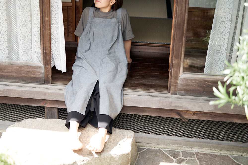 バッククロス　スリットタックエプロン