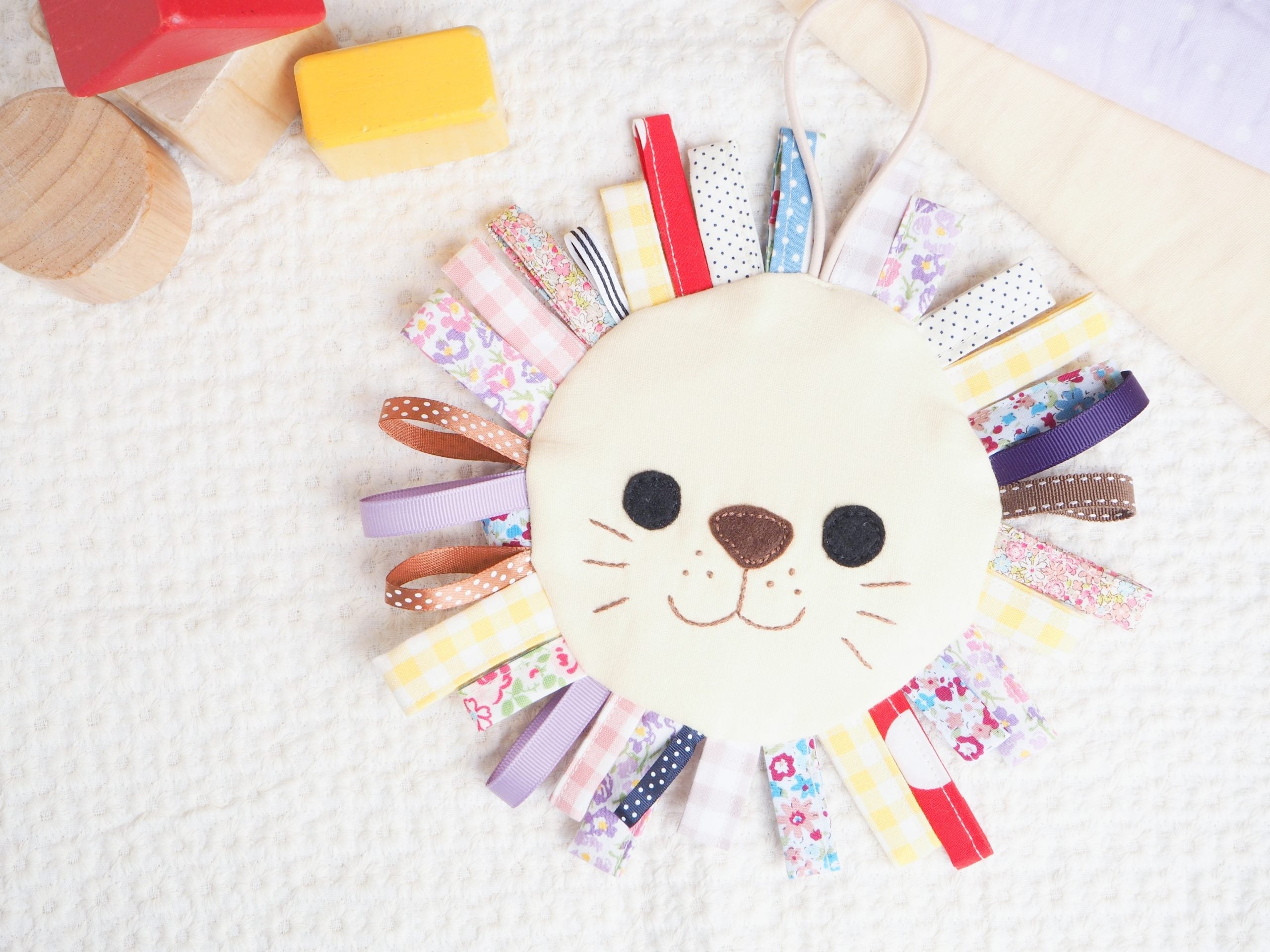 簡単！赤ちゃんが喜ぶタグ付きカシャカシャおもちゃの作り方