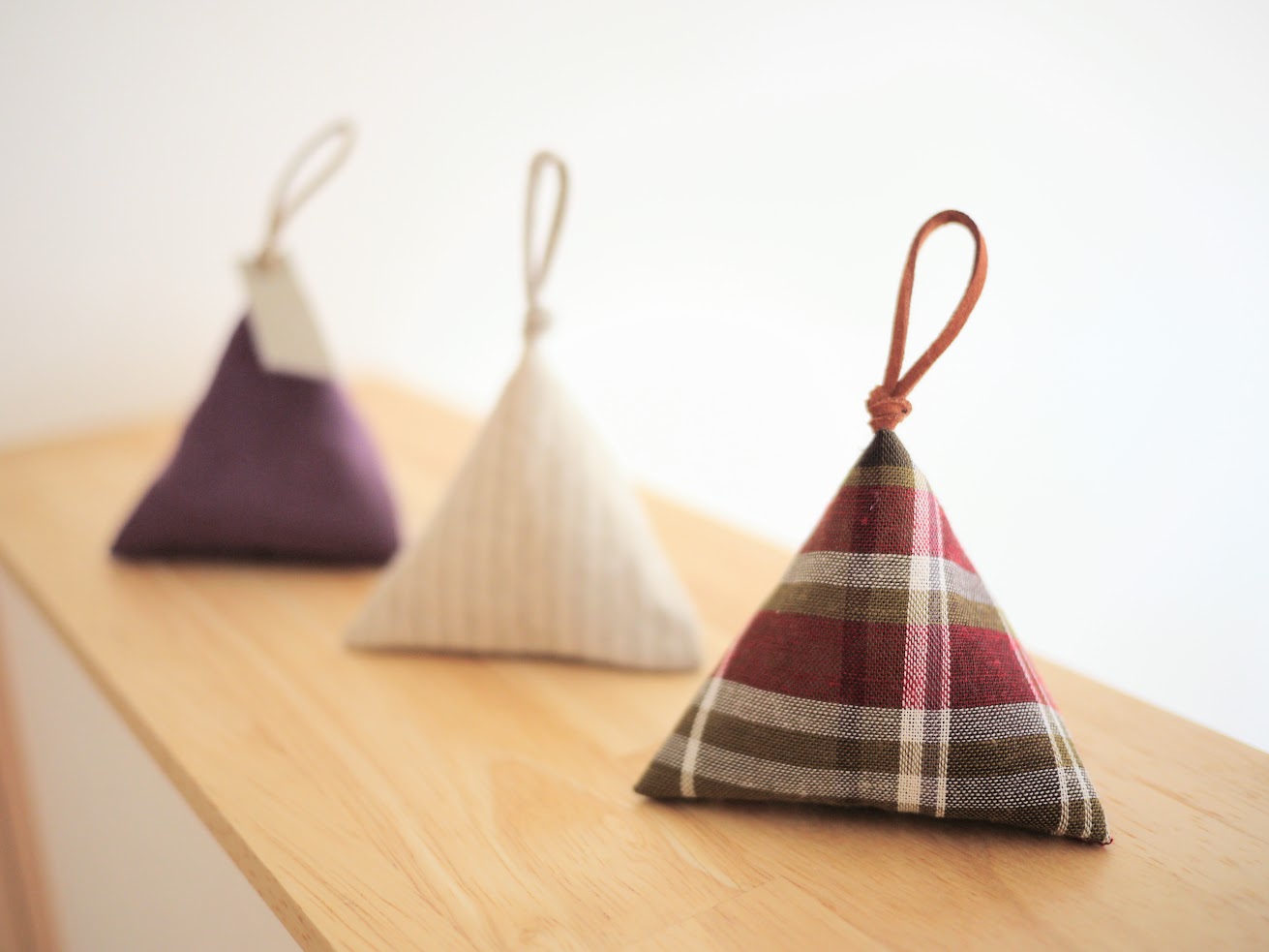 はぎれで簡単ルームフレグランス！テトラサシェの作り方｜完成写真｜ハンドメイド初心者のための洋裁メディア縫いナビ｜丸石織物