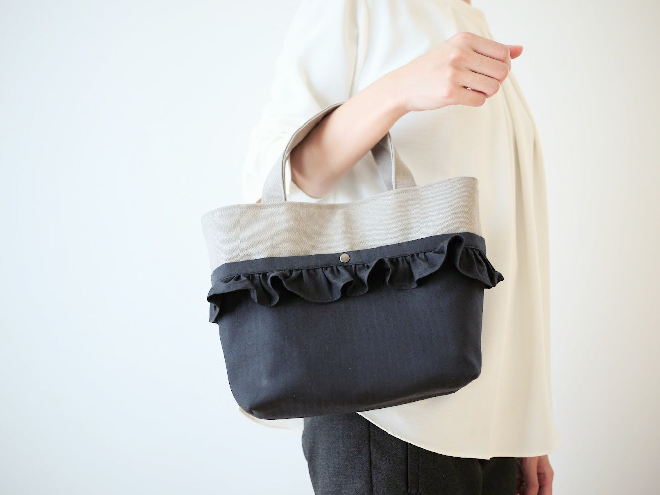 50cmの8号帆布で作る！大人かわいいフリルミニトートの作り方|完成写真着画|ハンドメイド初心者のための洋裁メディア縫いナビ|丸石織物