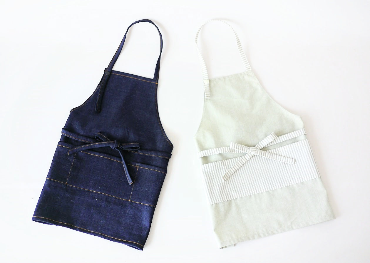 【無料型紙】(首ひもスナップ)親子でおそろい!シンプルな子ども用エプロンの作り方|完成品|ハンドメイド初心者のための洋裁メディア縫いナビ|丸石織物