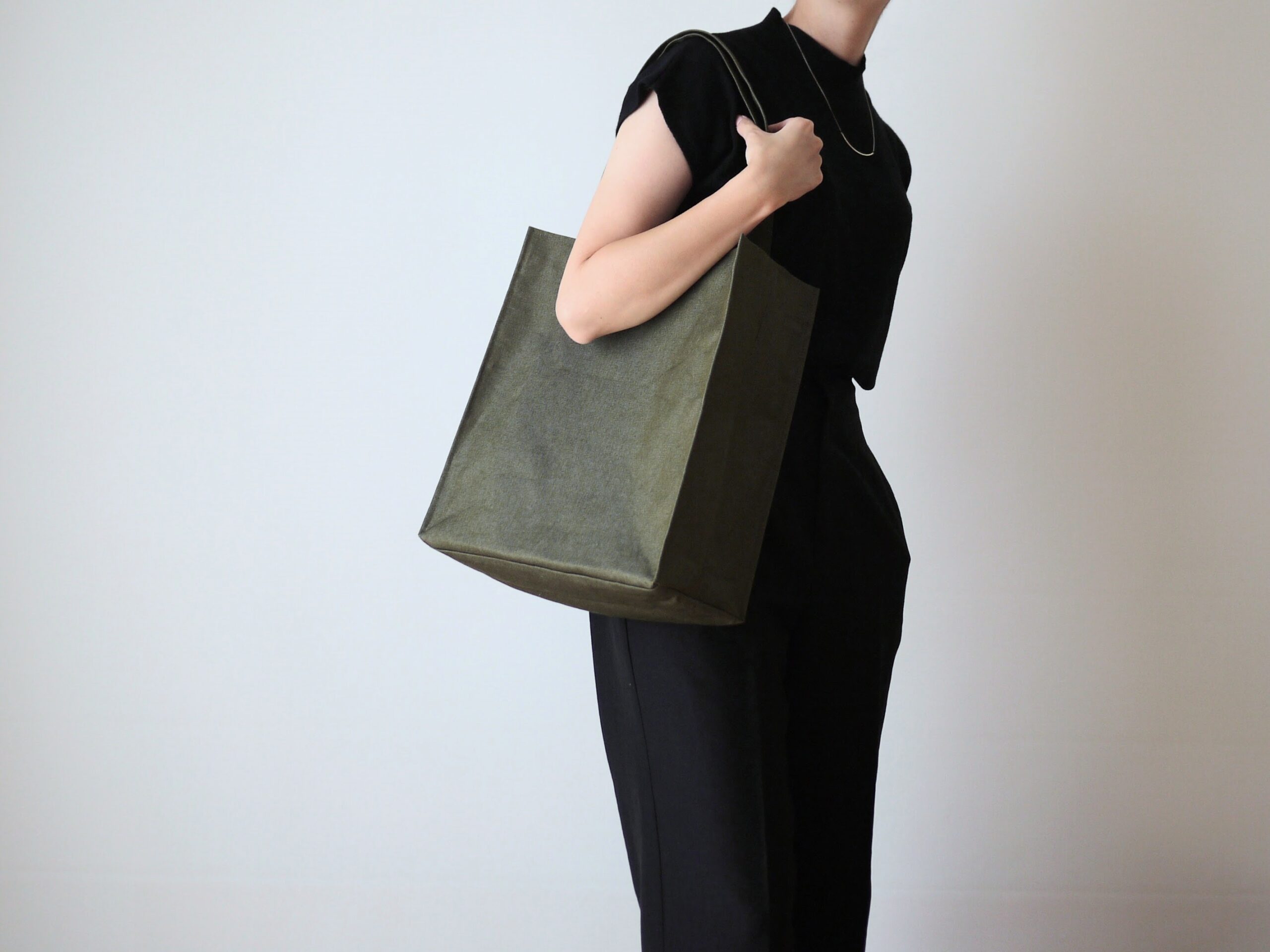 【オリジナル型紙】10-030 ビジネストートバッグの作り方|完成品着画カーキ|ハンドメイド初心者のための洋裁メディア縫いナビ|丸石織物