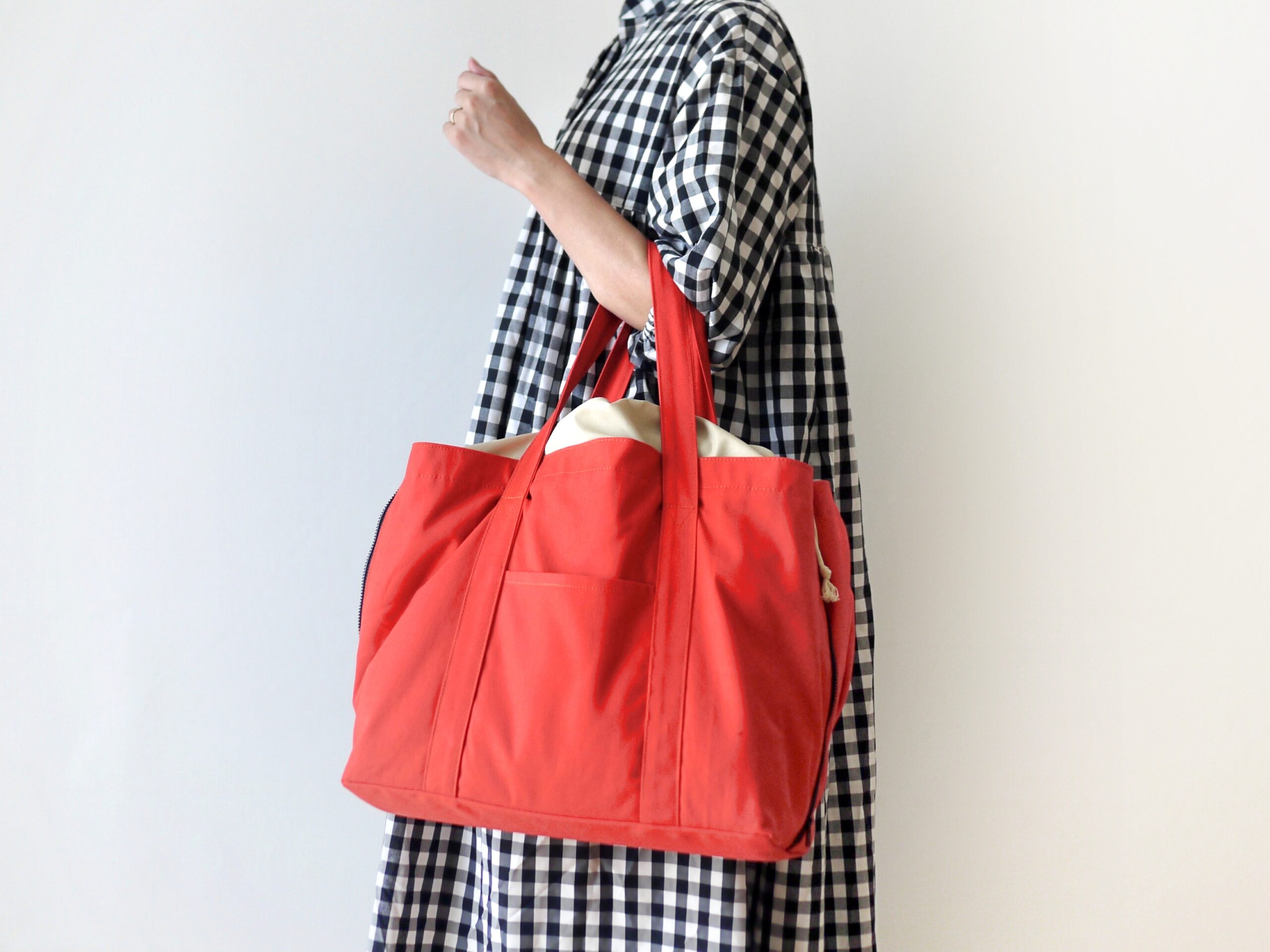 完成イメージ腕にかけたところ｜ハンドメイド初心者のための洋裁メディア縫いナビ｜丸石織物