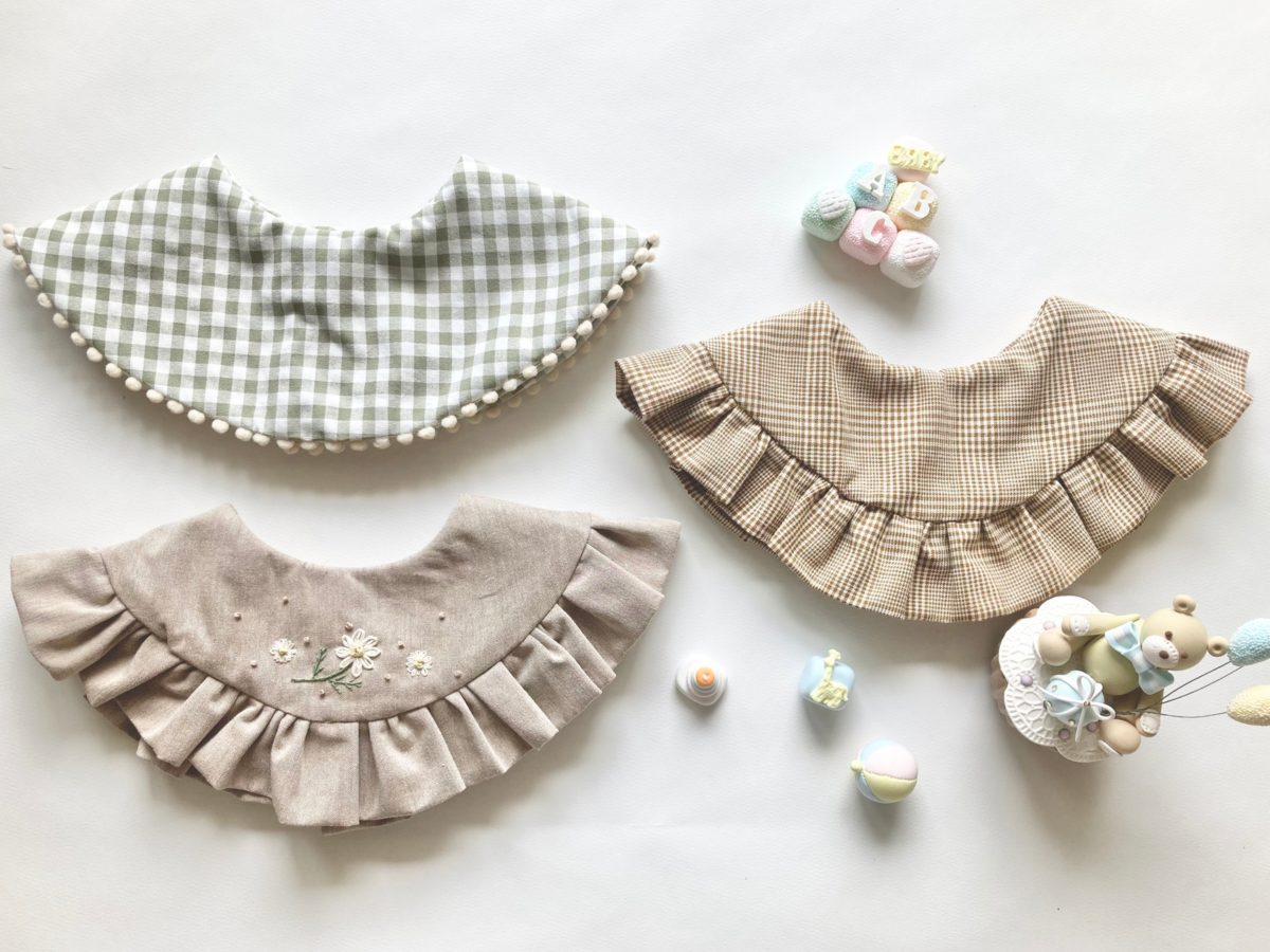 【製作時間3時間】初心者さんでも作れる！かわいいフリル付きまんまるスタイの作り方【刺繍スタイ】-アイキャッチ画像｜ハンドメイド初心者向け洋裁メディア縫いナビ｜丸石織物