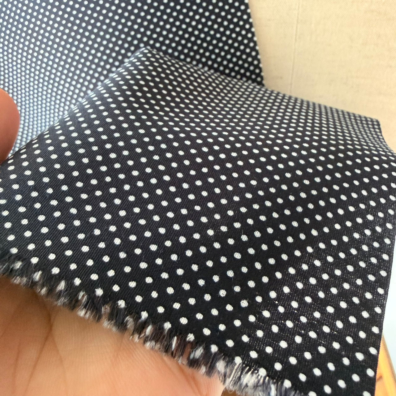 コットン100% ドットプリント #カラー_ブラック×オフ白 生地端と透け感