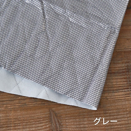 グレー